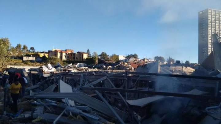 Personal de bomberos arribó al lugar para evaluar la situación.