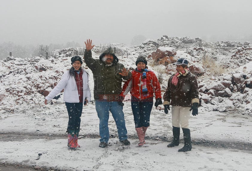 Familias enteras vencieron el frío para salir a ver los paisajes.