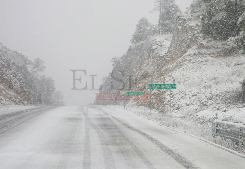 La carretera Durango- Mazatlán fue cerrada de manera parcial en su vía libre y de cuota.