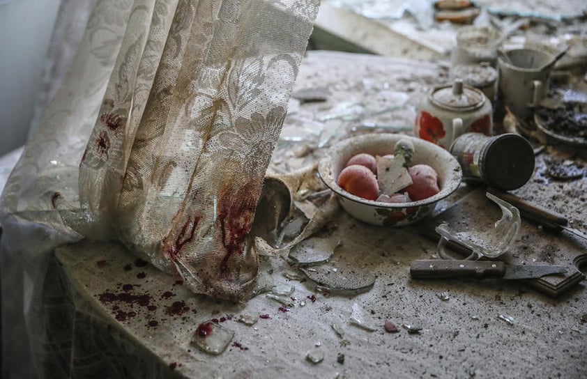 La imagen del fotógrafo ruso Sergei Ilnitsky que muestra los daños materiales en la mesa de cocina de una casa en el centro de Donetsk, Ucrania, tras resultar alcanzada por el fuego de artillería durante los enfrentamientos entre las Fuerzas Armadas ucranianas y las milicias prorrusas el 26 de agosto de 2014 ganó en la categoría de fotografía en solitario de noticias generales.