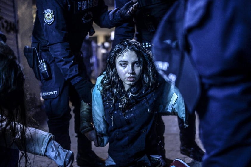 La imagen que muestra a una joven durante los disturbios entre manifestantes y policía ocurridos tras el funeral del adolescente turco Berkin Elvan, captada por Bulent Kilic fue ganadora del World Press Photo 2014 en la categoría de noticias de actualidad.