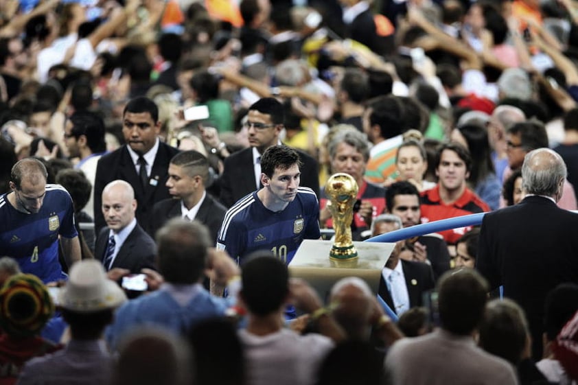 Una emotiva imagen de Lionel Messi mirando la Copa del Mundo ganó la categoría de Sports Singles.