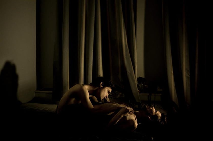 El fotógrafo danés Mads Nissen ganó el World Press Photo, la máxima distinción del fotoperiodismo mundial con una instantánea tomada en 2014 y titulada "Jon and Alex", en la que se capta de manera muy intima una pareja de homosexuales en San Petersburgo, Rusia.