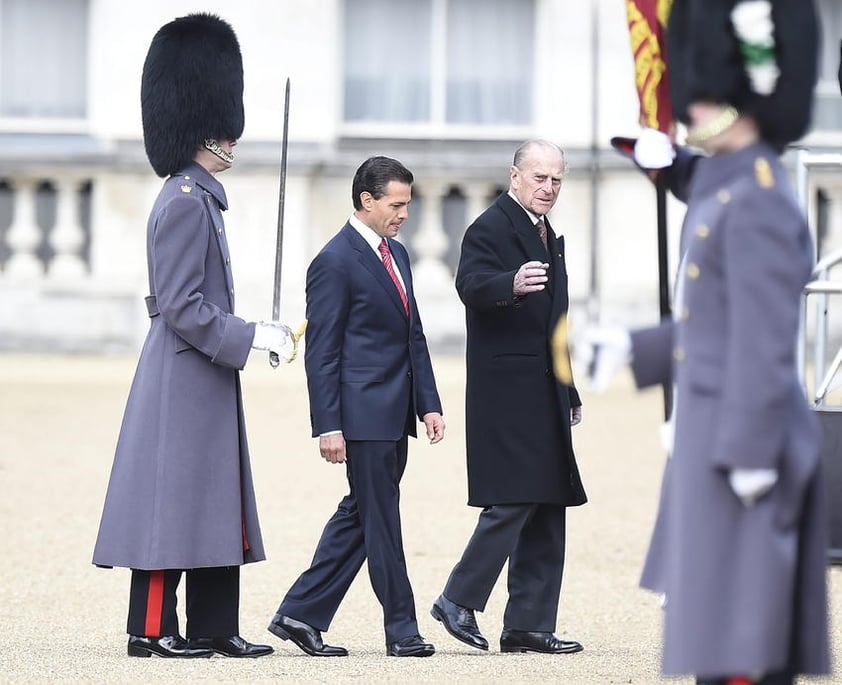 El duque Felipe de Edimburgo, da la bienvenida al presidente mexicano, Enrique Peña Nieto, en el Pabellón real del Horse Guards Parade en Londres.