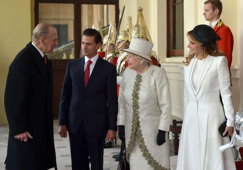 La Reina Isabel II junto a Enrique Peña Nieto y su esposa, Angélica Rivera y Felipe de Edimburgo.