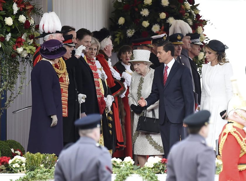 Enrique Peña Nieto y Angélica Rivera a la llegada a Inglaterra, donde fueron recibidos por La Reina Isabell II y Felipe de Edimburgo junto al Primer Minitrso, David Cameron.