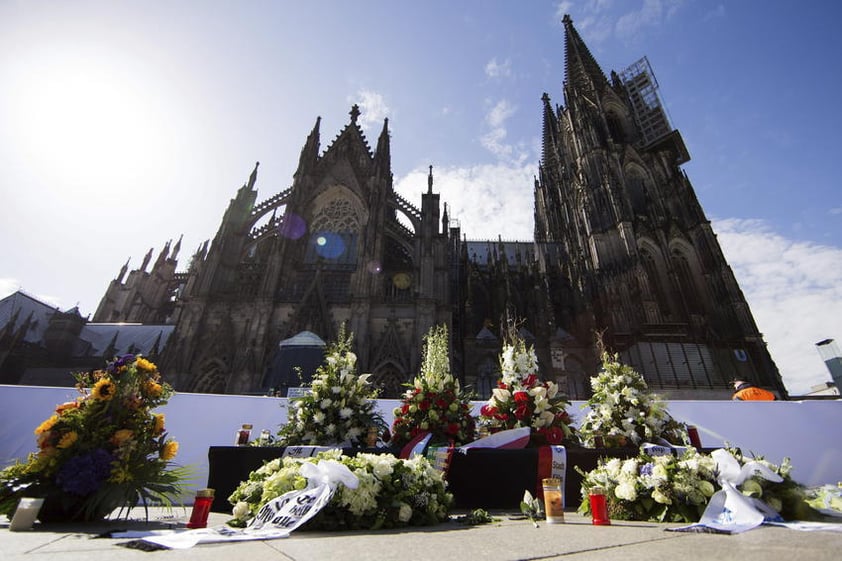 Arreglos florales representaron la manera de los familiares de honrar la memoria de sus seres queridos.