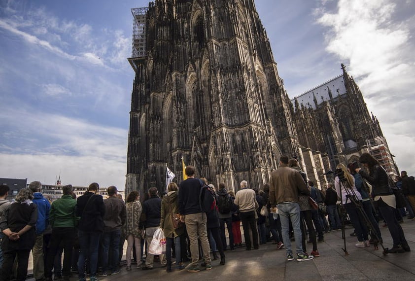 Afuera de la Catedral se reunió una gran cantidad de personas que también se vieron sacudidas por la tragedia.