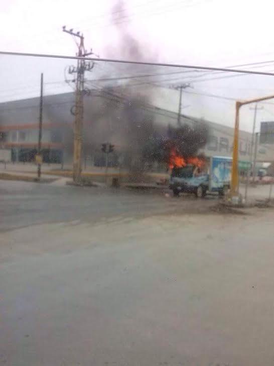 Se incendió un camión del transporte público de pasajeros abajo del Puente Broncos, una camioneta de la empresa Sabritas a la entrada de la colonia El Olmo, otra camioneta en la calle Reynosa de la colonia Carlos Cantú, mientras que en la zona de Vista Hermosa están dos autos incendiados.