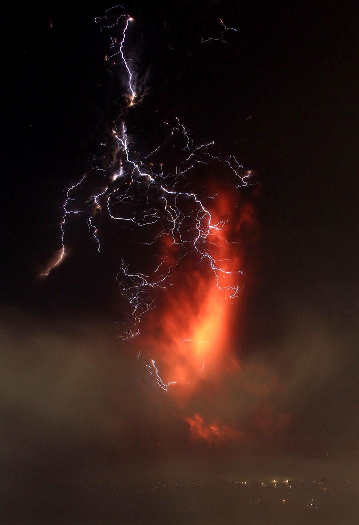 El volcán chileno Calbuco, ubicado en la sureña Región de Los Lagos, registró esta madrugada una segunda erupción que incluyó la emisión de una gran cantidad de lava en medio de innumerables rayos.