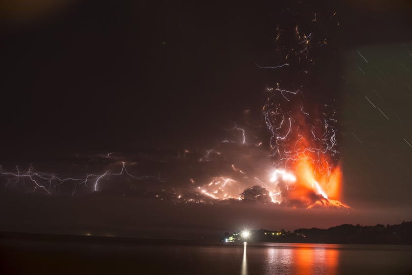 El Calbuco se ubica en la Región de Los Lagos, distante unos mil kilómetros al sur de Santiago, zona que será visitada este jueves por la presidenta Michelle Bachelet para evaluar la situación.