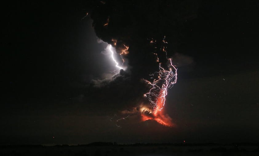 El Calbuco se ubica en la Región de Los Lagos, distante unos mil kilómetros al sur de Santiago, zona que será visitada por la presidenta Michelle Bachelet para evaluar la situación.