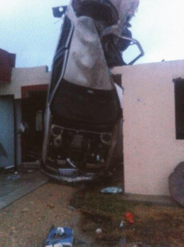 Los autos quedaron sobre las viviendas.