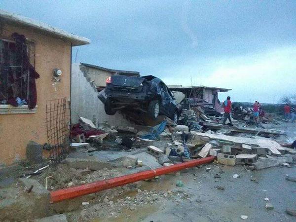 Decenas de autos se impactaron sobre las viviendas.