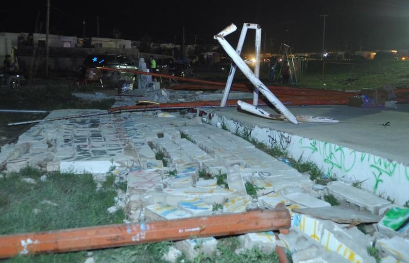 Bardas caídas se pueden apreciar por las calles de Ciudad Acuña tras el paso del tornado.