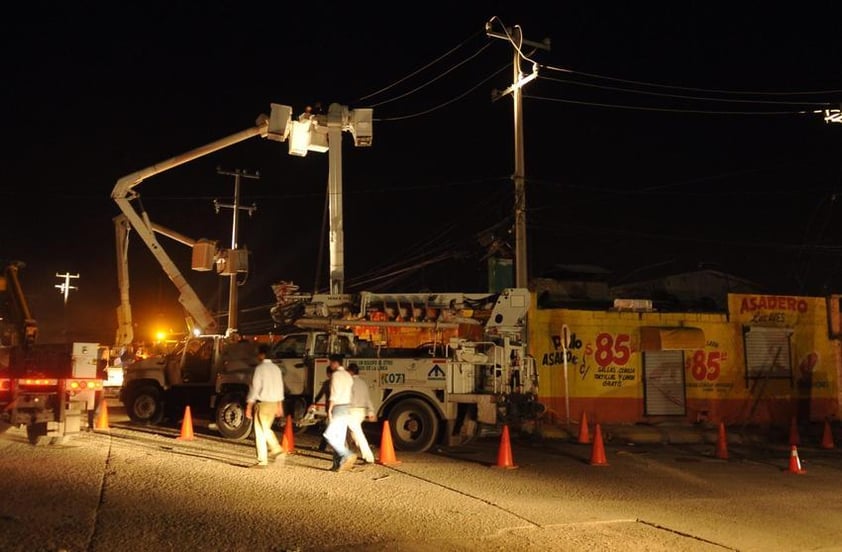 El director de la Comisión Federal de Electricidad, Enrique Ochoa, informó que hasta el momento se ha restablecido el servicio en 30 por ciento.