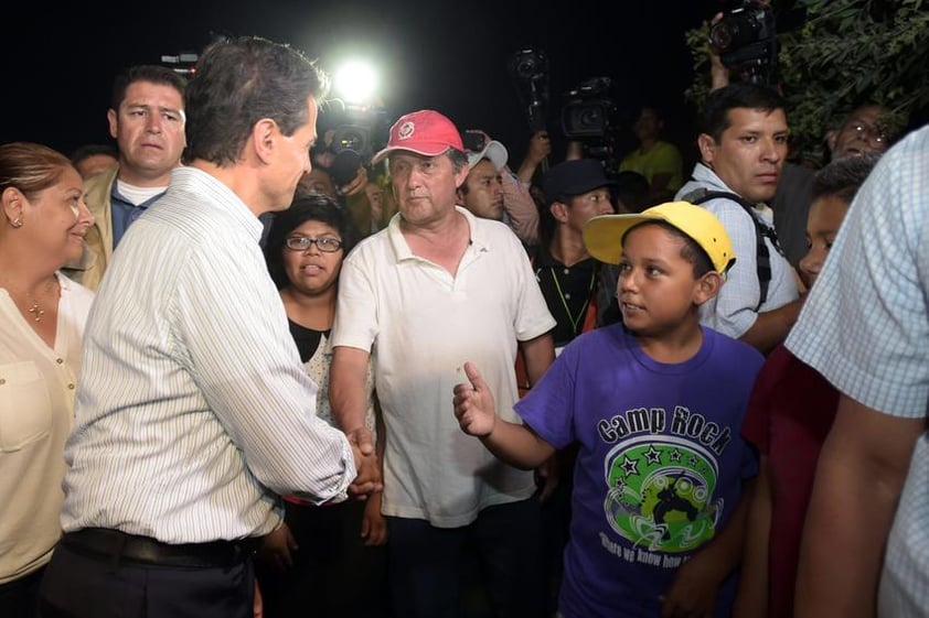 El presidente saludó a los acuñenses en su recorrido por la zona afectada.