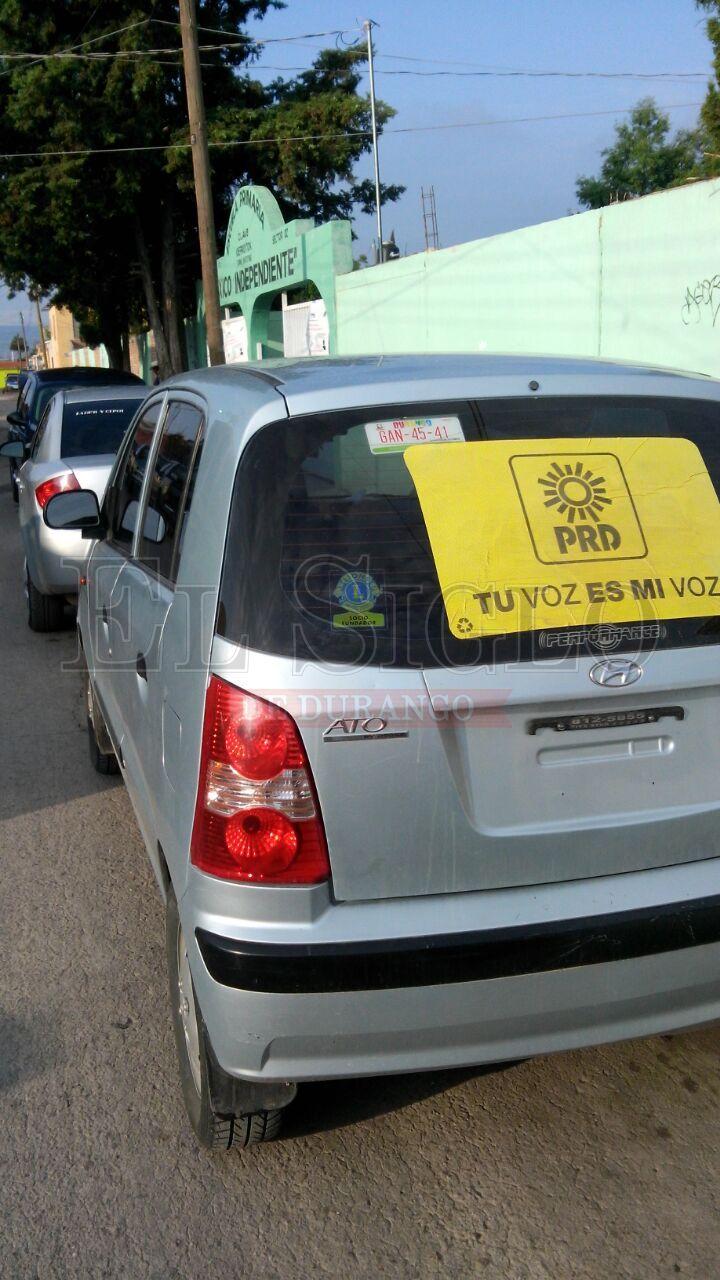 Muy temprano se denunciaba la presencia de este auto a las afueras de una casilla.