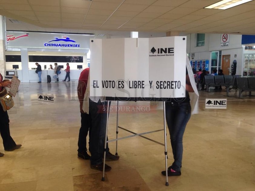 Votantes en la casilla que se ubica en la Central Camionera de Durango.