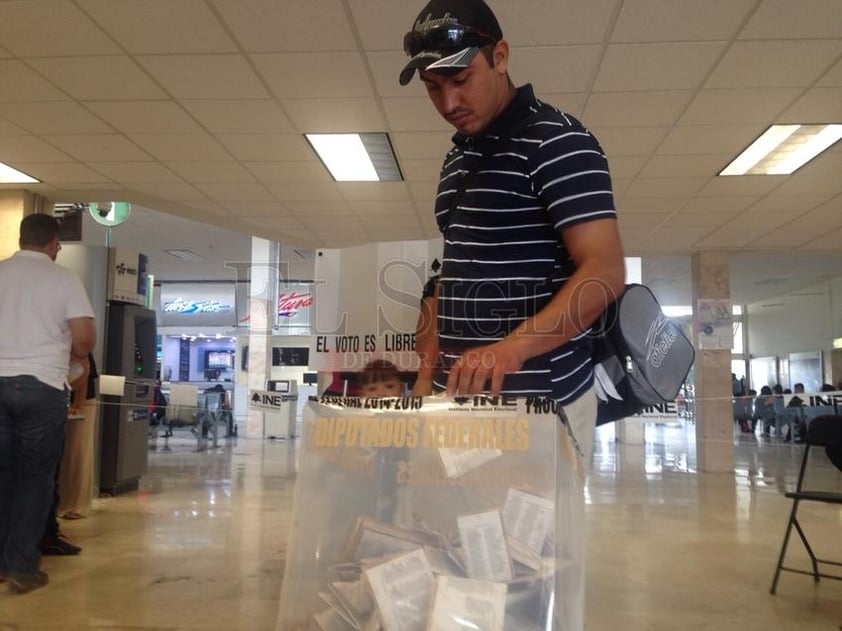 Votantes en la casilla que se ubica en la Central Camionera de Durango.