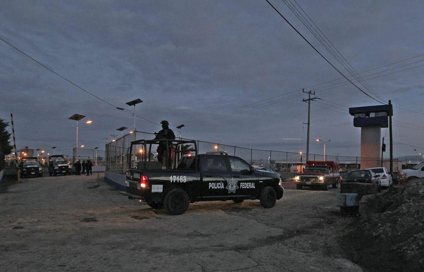 El poderoso narcotraficante Joaquín "El Chapo" Guzmán logró fugarse de la que era considerada la prisión más segura del país a través de un túnel desde su celda.