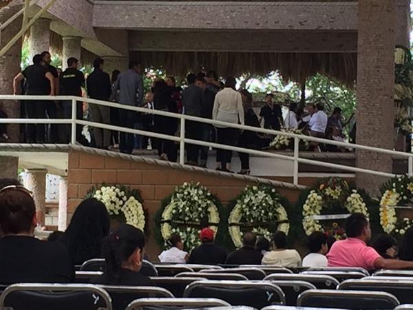 Imágenes en las redes sociales han mostrado a algunos familiares en el funeral.