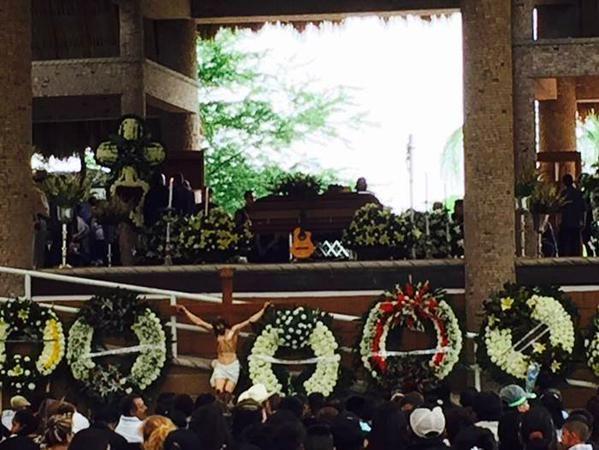 Familiares, amigos y fanáticos de Joan Sebastian han acudido al rancho del cantante para darle el último adiós.