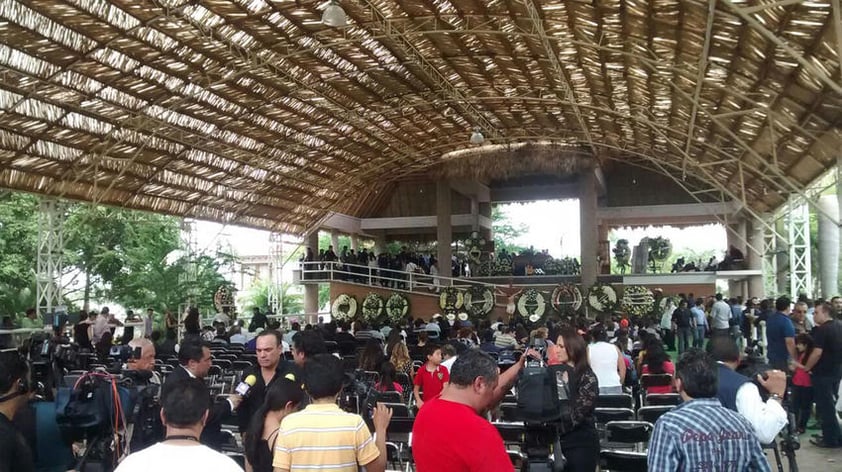 Amigos, familiares y admiradores dan el último adiós a Joan Sebastian en el rancho La Cruz de la Sierra, con arreglos florales y fotografías de “El rey del jaripeo”.