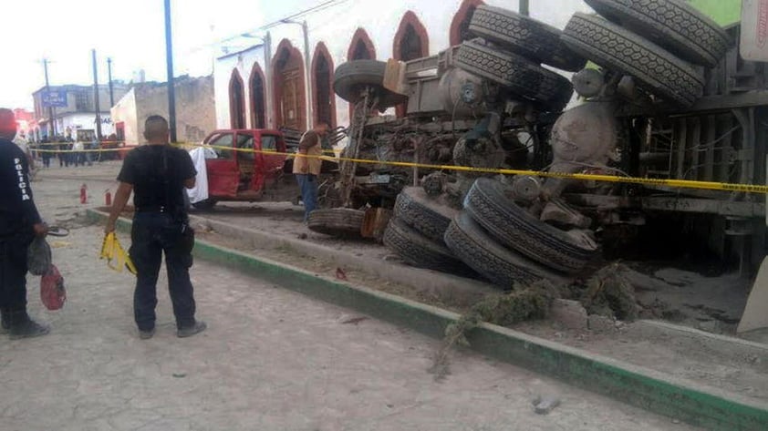 Fue en fracción de segundos cuando el camión de volteo que transportaba arena embistió a más de 200 peregrinos que participaban en la procesión, dejando a su paso cuerpos de personas sin vida y otras lesionadas, desde niños hasta personas mayores. El chofer de la pesada unidad, que quedó volcada sobre el pavimento, huyó del lugar.