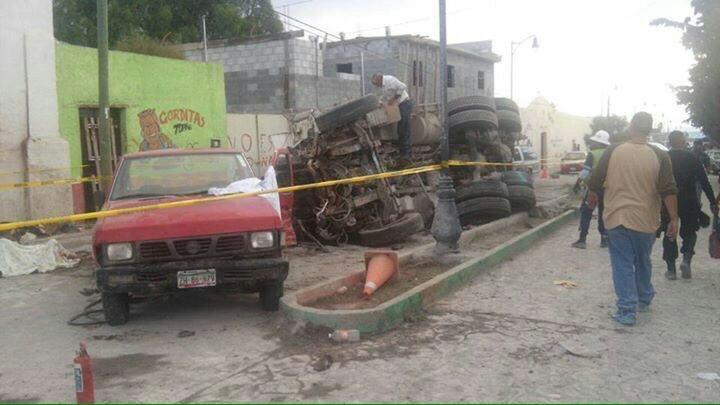 Los hechos se registraron alrededor de las 19:00 horas de ayer cuando el vehículo de doble eje, con razón social Construcciones Industriales y Transportistas de Zacatecas, se quedó sin frenos mientras transitaba por la calle principal de la comunidad de Mazapil, a la altura del Salón Ejidal.