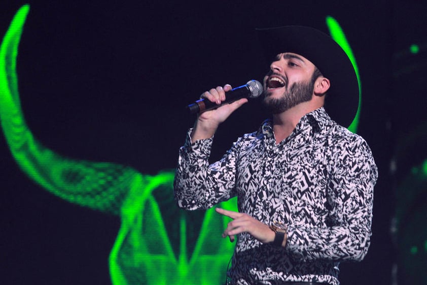 Gerardo Ortiz interpretaba el tema “¿Y por qué terminamos?” para terminar con las categorías Banda del Año para Banda MS.