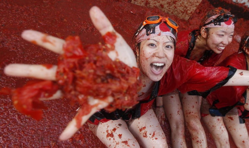 Por espacio de una hora las calles del centro de Buñol se bañaron de color rojo.