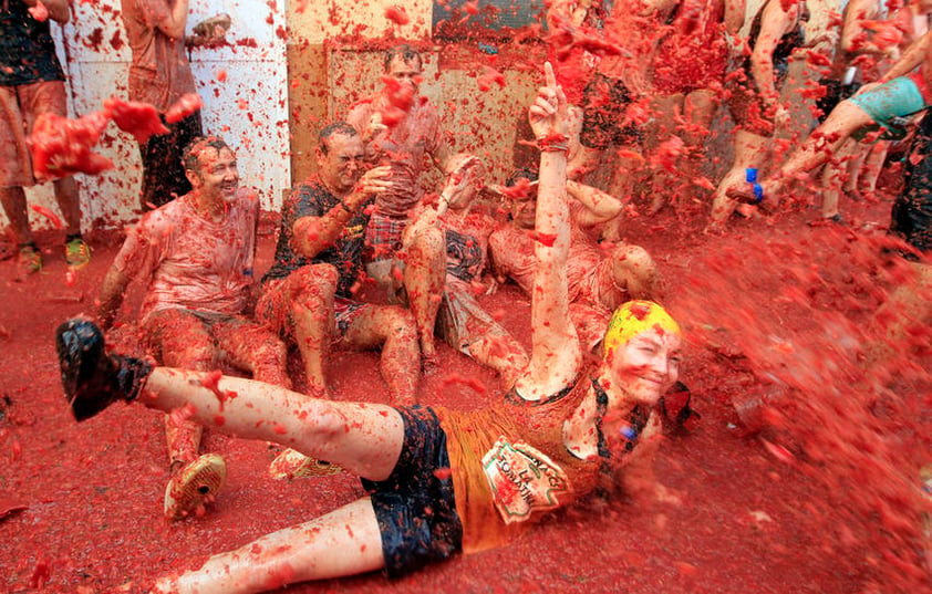 Las calles del centro de Buñol España se vistieron de rojo para dar festejo a la tradicional fiesta 'Tomatina'.