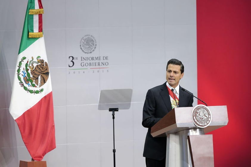 Al iniciar su mensaje en el Palacio Nacional, el mandatario dijo que “el último año ha sido difícil para México” ya que se ha visto lastimado por casos "profundamente lamentables" como la desaparición de estudiantes en Iguala y la fuga del "Chapo" Guzmán.