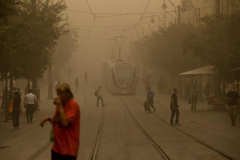 La tormenta se presentó fuera de estación y también alcanzó a Siria, Jordania e Israel.