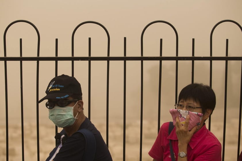 Tanto el Gobierno como la Cruz Roja han pedido a las personas con problemas respiratorios que  tomen precauciones.