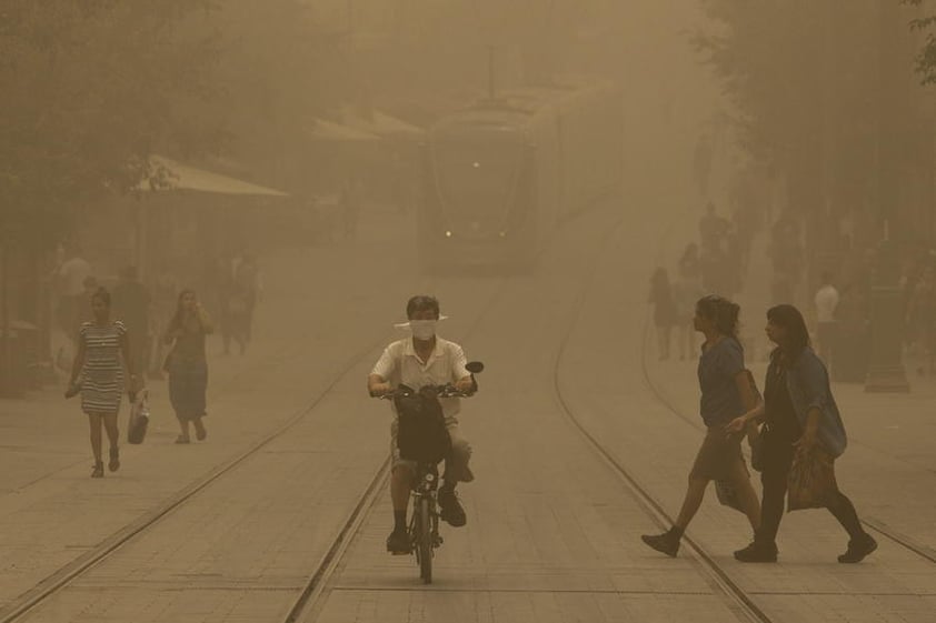 Este fenómeno es frecuente en el Oriente Medio debido a las masas de aire que proceden del desierto, en este caso de Irak, situado al este de Líbano.