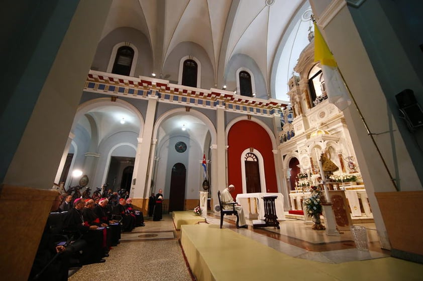 El papa Francisco oró ante la imagen de la Virgen de la Caridad del Cobre, la patrona de Cuba, a la que pidió, como "madre de la reconciliación", que reúna a su pueblo "disperso en el mundo".