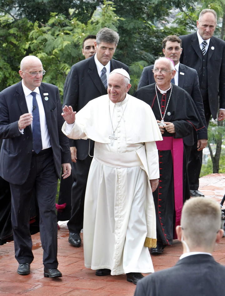 Para continuar con su recorrido en este país, el papa subió a su 'papamóvil' para continuar a Santiago de Cuba.