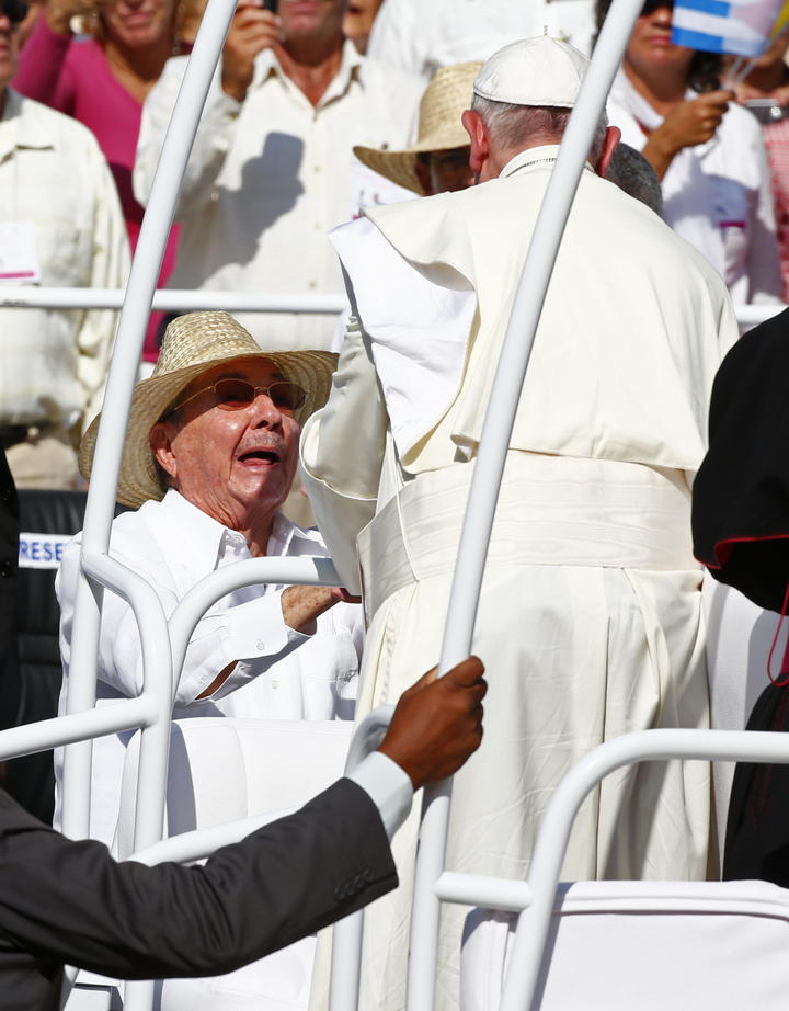 El presidente cubano Raúl Castro estuvo presente durante la misa que ofreció el proveniente del Vaticano.