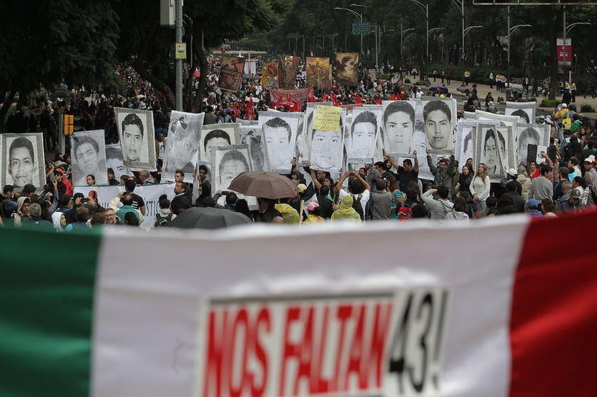 El pasado 26 de septiembre de 2014, siete personas murieron a manos de la policía en un tiroteo contra cuatro camiones en la ciudad de Iguala, y durante la noche de ese mismo día y la madrugada de 27 de septiembre los 43 normalistas desaparecieron.