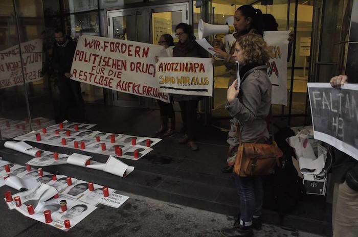 En Austria, miembros del Colectivo Acción Solidaria con México-Austria realizaron un acto de protesta Embajada de México ubicada en Viena.