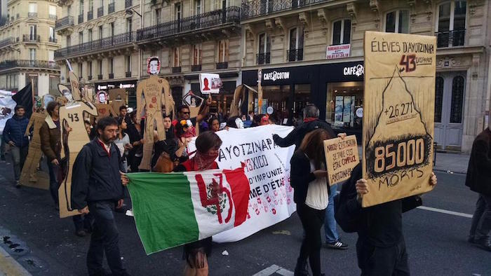 En París, Francia, cerca de un centenar de personas salieron a las calles con pancartas, máscaras y fotografías de los estudiantes de la normal rural de Ayotzinapa.