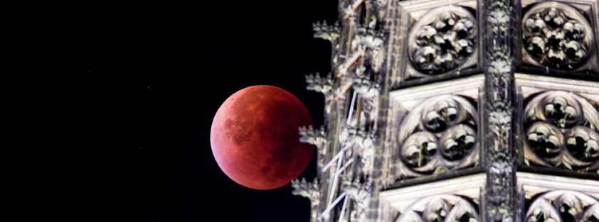 Un eclipse consiste en una sombra ya sea de la Luna o de la Tierra.