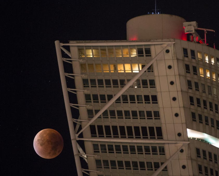 En gran parte de Europa se pudo ver todas las fases del eclipse horas antes del amanecer.