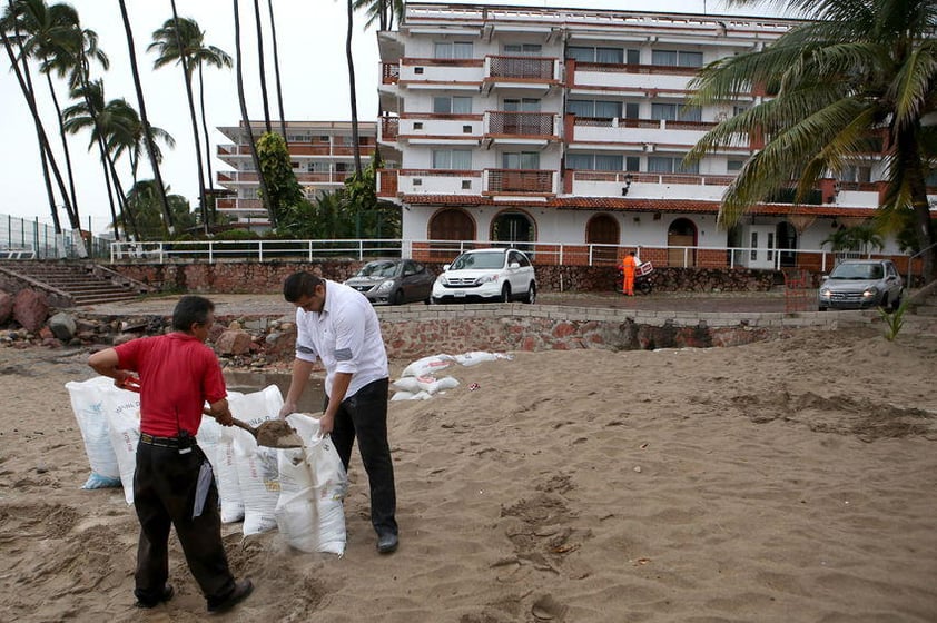 "Patricia" puso en alerta a 12 estados del país.