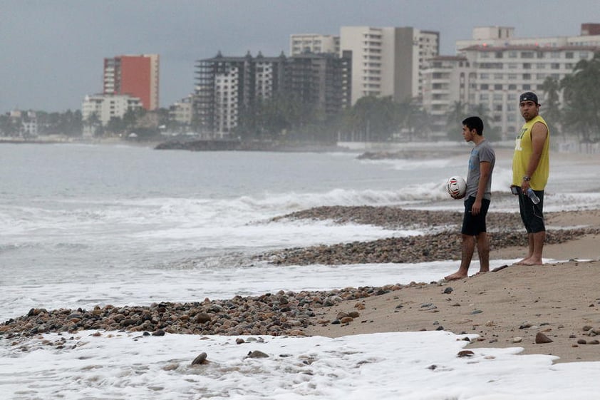 "Patricia" se degradó en pocas horas de categoría 5 en la escala Saffir-Simpson (de cinco niveles), con la que tocó tierra en México el viernes, a depresión tropical.