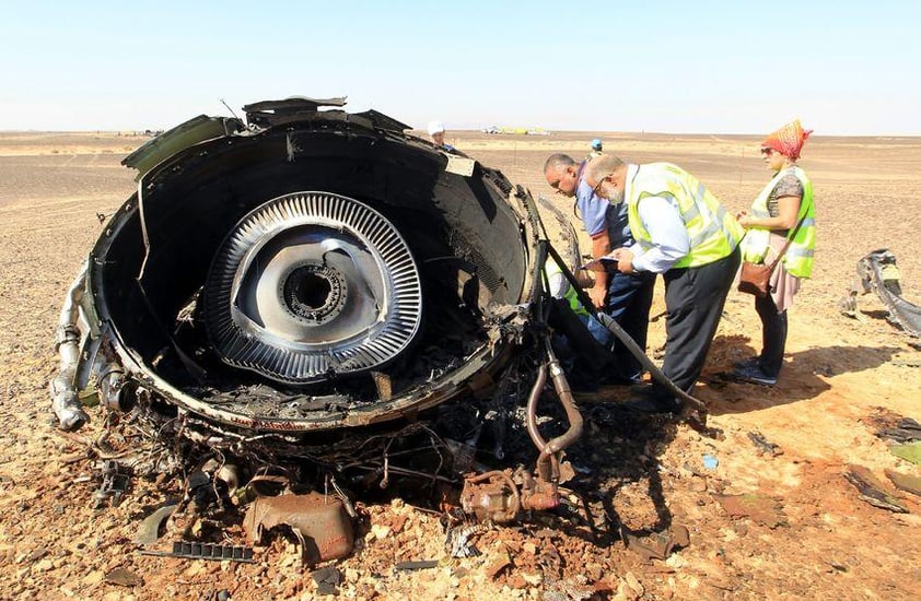 Un alto funcionario de aviación dijo que el avión se había estrellado y que el piloto había comunicado por radio antes del impacto para decir que tenía problemas técnicos poco antes de que los controladores de tráfico aéreo perdieran contacto con el avión.