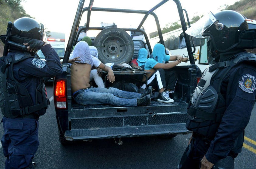 Tras los enfrentamientos, 12 normalistas fueron detenidos.