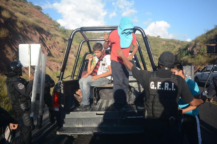 Las pedradas obligaron a los normalistas a bajarse y algunos a correr hacia los cerros.